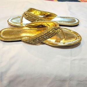 Beautiful gold Wanted flats